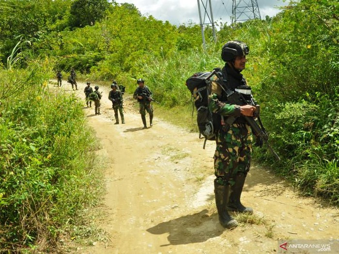 Prajurit TNI AD memburu kelompok Mujahidin Indonesia Timur (MIT) di Desa Lembangtongoa, Kabupaten Sigi, Sulteng pada Selasa (1/12/2020) usai pembunuhan 4 warga di desa itu pada Jumat (27/11/2020) (ANTARA/Eddy Djunaedi)