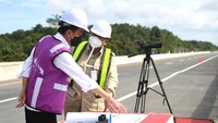 Presiden Joko Widodo (Jokowi) bersama Menteri Pertahanan Prabowo Subianto meninjau sodetan akses jalan menuju rencana ibu kota negara (IKN) baru di Kalimantan Timur. Sodetan akses tersebut berada di Jalan Tol Balikpapan-Samarinda KM 14. (Foto: dok. istimewa)