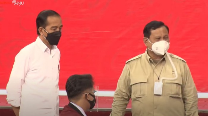 Presiden Jokowi dan Menhan Prabowo saat meninjau vaksinasi di Balikpapan (Foto: Tangkapan layar YouTube Setpres)