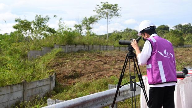 Presiden RI Jokowi saat meninjau  sodetan jalan IKN (Lukas - Biro Pers Sekretariat Presiden)