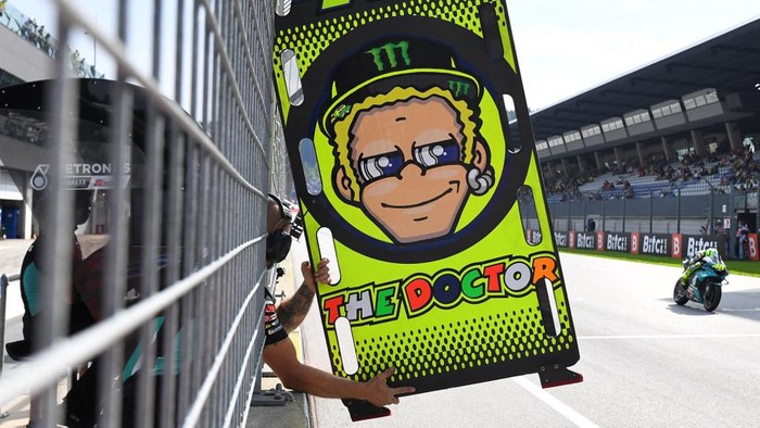 Yamaha-SRT Italian rider Valentino Rossi (R) steers his motorbike during the third free practice session ahead of the Austrian Motorcycle Grand Prix at the Red Bull Ring race track in Spielberg, Austria on August 14, 2021. (Photo by JOE KLAMAR / AFP)