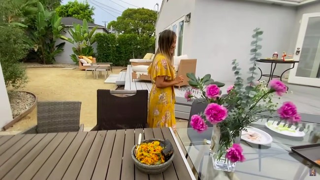 Seperti inilah penampakan halaman belakang rumah Sarah Azhari. Cukup luas untuk pesta BBQ. (Foto: YouTube Sarah Azhari)