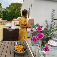 Seperti inilah penampakan halaman belakang rumah Sarah Azhari. Cukup luas untuk pesta BBQ. (Foto: YouTube Sarah Azhari)