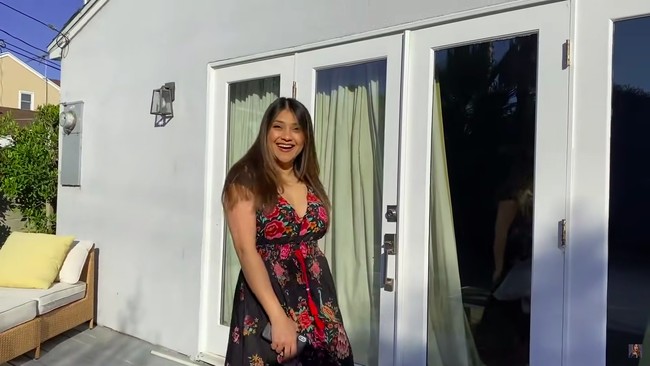 Hijrah ke AS beberapa tahun lalu, aktris dan model seksi Indonesia Sarah Azhari memilih tinggal di Los Angeles. Rumah bergaya modern menjadi huniannya. (Foto: YouTube/SarahAzhari)