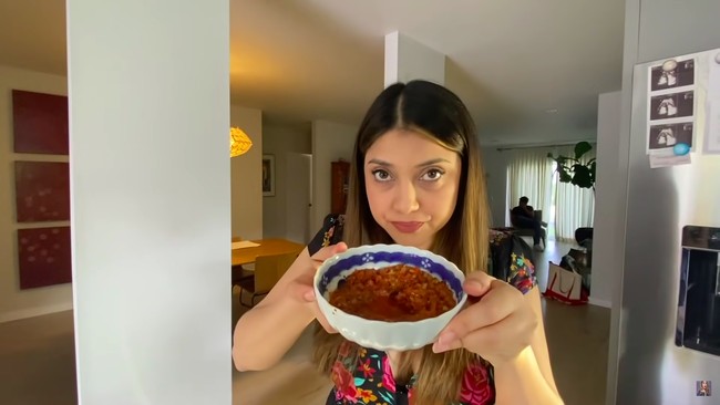 Abu-abu menjadi tema warna utama rumah Sarah Azhari di LA sehingga menciptakan nuansa yang modern dan elegan. Atmosfer tersebut semakin dipertegas dengan kehadiran interior-interior minimalis.  (Foto: YouTube Sarah Azhari)