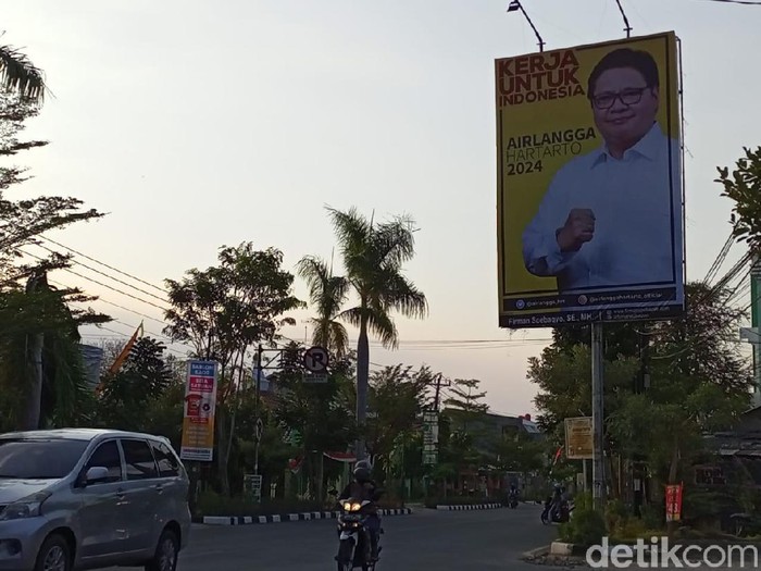Salah satu baliho di jalan Rembang