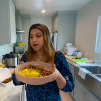 Doyan masak, Sarah Azhari cukup sering menghabiskan waktunya di dapur. Meski tak luas, dapur tetap terasa lapang dengan pemakaian warna-warna lembut untuk kitchen set. (Foto: YouTube/Sarah Azhari)