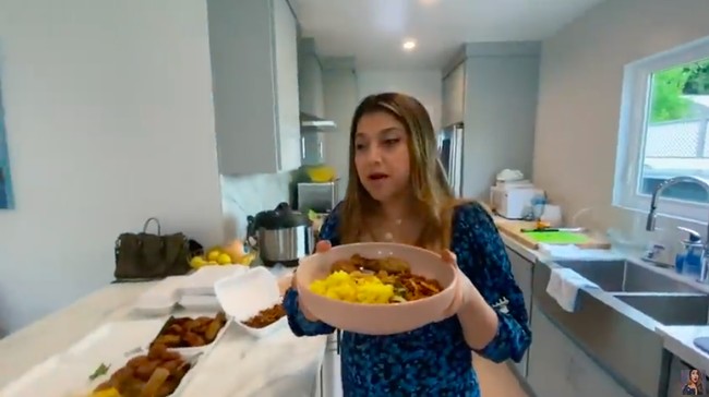 Doyan masak, Sarah Azhari cukup sering menghabiskan waktunya di dapur. Meski tak luas, dapur tetap terasa lapang dengan pemakaian warna-warna lembut untuk kitchen set. (Foto: YouTube/Sarah Azhari)