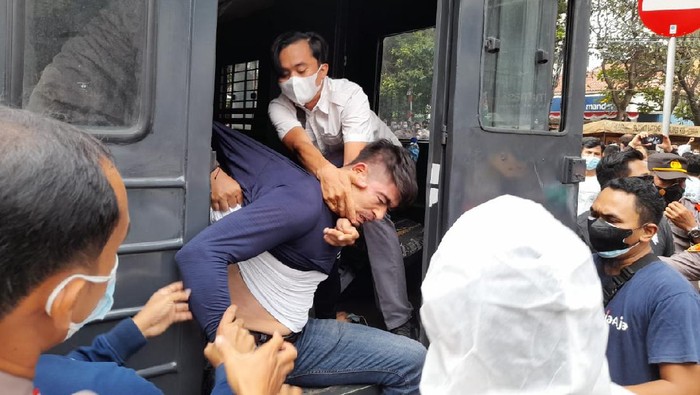Satu orang pendemo pencari suaka asal Afghanistan di UNHCR dibawa ke mobil tahanan (Tiara/detikcom)