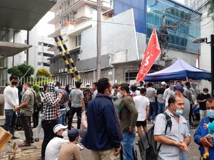 Massa Pencari Suaka Afghanistan Kembali ke Kantor UNHCR Usai Dibubarkan Paksa