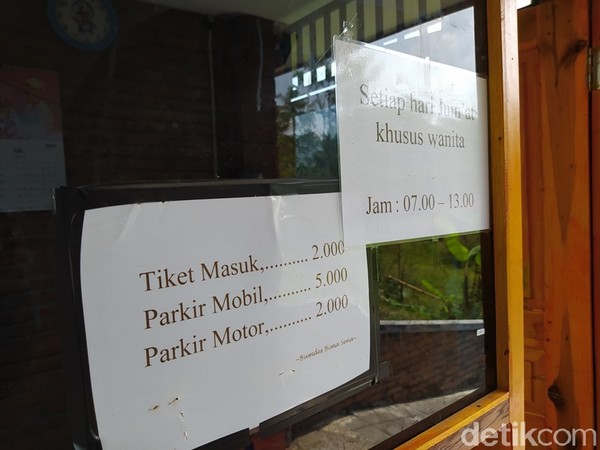 Tiket masuk sangat terjangkau yakni Rp 2.000 per orang. Kemudian, parkir motor Rp2.000 dan mobil Rp5.000. (Eko Susanto/detikcom) Tiket masuk sangat terjangkau yakni Rp 2.000 per orang. Kemudian, parkir motor Rp2.000 dan mobil Rp5.000. (Eko Susanto/detikcom)