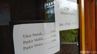 Tiket masuk sangat terjangkau yakni Rp 2.000 per orang. Kemudian, parkir motor Rp2.000 dan mobil Rp5.000. (Eko Susanto/detikcom)