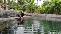 Jangan buang sampah ke dalam kolam pemandian, ya. (Eko Susanto/detikcom)
