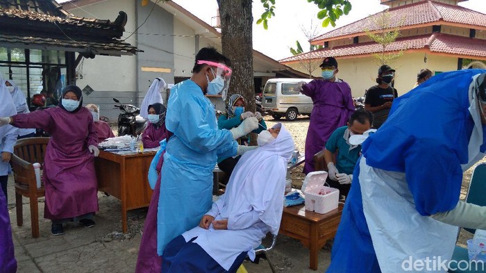 Seratusan santri PPTQ Harum Purbalingga sedang menjalani tes PCR, Selasa (24/8/2021).