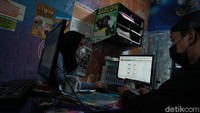 Permintaan mencetak sertifikat vaksin COVID-19 tengah marak sebanding dengan syarat sertifikat vaksin untuk masuk ke lokasi tertentu.
