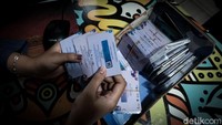 Harga yang ditawarkan bervariasi, mulai dari Rp 6 ribu per kartu, tergantung banyaknya pesanan.