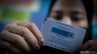 Pencetakan kartu vaksin itu berisiko kebocoran data pribadi masyarakat, karena masyarakat diminta memberikan tautan untuk membuka sertifikat vaksinasi COVID-19.