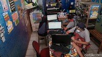 Salah satu jasa percetakan di Tangsel menyediakan layanan percetakan sertifikat vaksin COVID-19 di Tangerang, Selasa (24/8/2021). Pencetakan kartu vaksin ini berisiko kebocoran data pribadi masyarakat, karena masyarakat diminta memberikan tautan untuk membuka sertifikat vaksinasi COVID-19.
