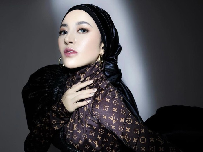 Shandy Purnamasari yang memutuskan berhijab. Shandy Purnamasari yang memutuskan berhijab.