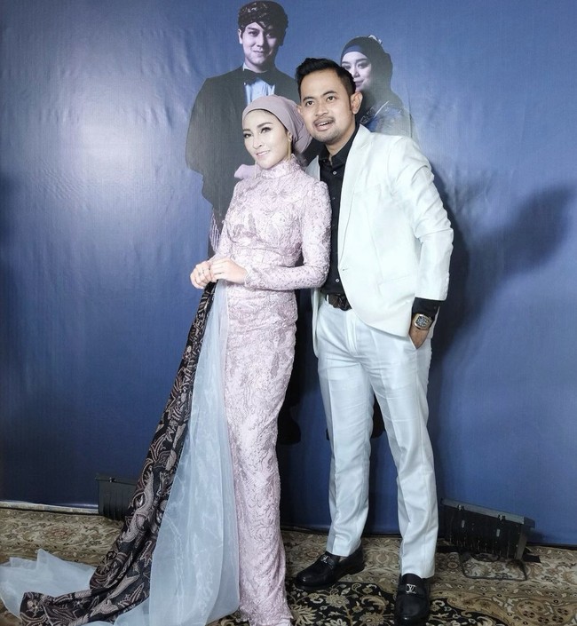 Pasangan Crazy Rich Malang Gilang Widya Pramana dan Shandy Purnamasari dikenal sukses karena bisnis kosmetiknya. Mereka memiliki brand perawatan wajah MS Glow. Bergelimang harta, pasangan tersebut juga sering berbagi kepada yang membutuhkan.  Foto: Dok.Instagram @shandypurnamasari.