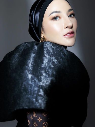 Shandy Purnamasari yang memutuskan berhijab.