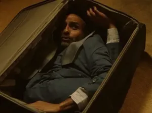 The Man In the Suitcase: Pria Ini Keluarkan Koin Dari Mulut Jika Disiksa