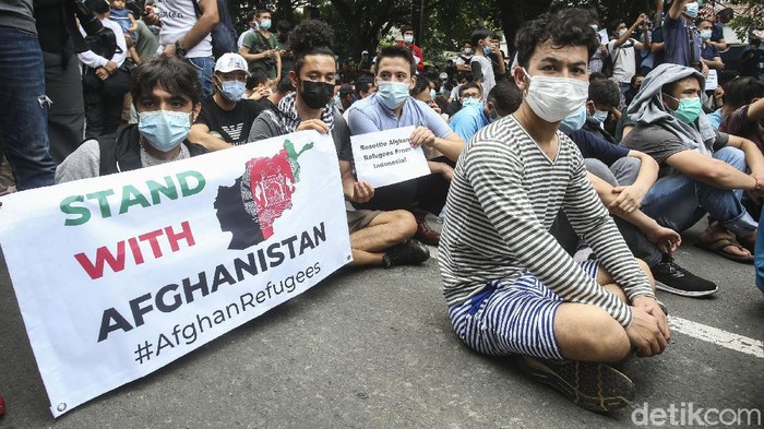 Pencari suaka WN Afghanistan menggelar aksi di depan kantor UNHCR, Jakarta Pusat. Mereka menuntut terkait kejelasan nasib mereka di Indonesia.
