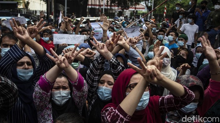 Pencari suaka WN Afghanistan menggelar aksi di depan kantor UNHCR, Jakarta Pusat. Mereka menuntut terkait kejelasan nasib mereka di Indonesia.