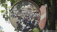 Salah seorang pengungsi dari Afghanistan lainnya, Hakmat, mengaku sudah tinggal di Jakarta sejak tahun 2013. Dia mengatakan beberapa keluarga dan kerabatnya sudah kembali ke Afghanistan.  