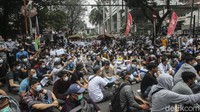 Hakmat menyebut, dirinya dan para pendemo lainnya sadar Indonesia saat ini masih dalam masa pandemi COVID-19 dan tidak mengizinkan adanya kerumunan dan aksi demonstrasi. Namun, lanjut dia, pilihan ini terpaksa diambil demi kejelasan nasib mereka.  
