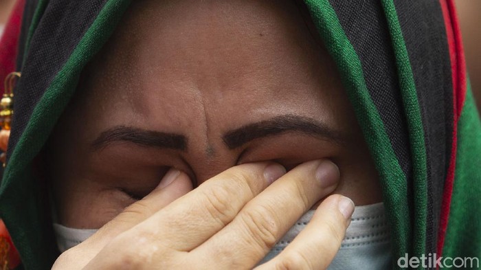 Tuntut Kejelasan Nasib, WN Afghanistan Demo di Kantor UNHCR Pencari suaka WN Afghanistan menggelar aksi di depan kantor UNHCR, Jakarta Pusat. Mereka menuntut terkait kejelasan nasib mereka di Indonesia.