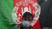 Bendera resmi Afghanistan sebelum diganti Taliban. Menurut dekrit itu, para pejabat Taliban tidak lagi diizinkan untuk muncul di depan publik menggunakan bendera tiga warna yang sebelumnya menjadi bendera nasional Afghanistan. (Rifkianto Nugroho/detikcom)