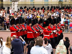 Lama Disetop, Pasukan Elite Penjaga Istana Buckingham Tret Tet Tet Lagi