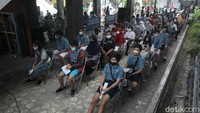 30 persen pelajar yang sudah tervaksinasi tersebut merupakan penyuntikan dosis pertama. Sementara, untuk suntikan dosis kedua ditargetkan selesai pekan ini. 