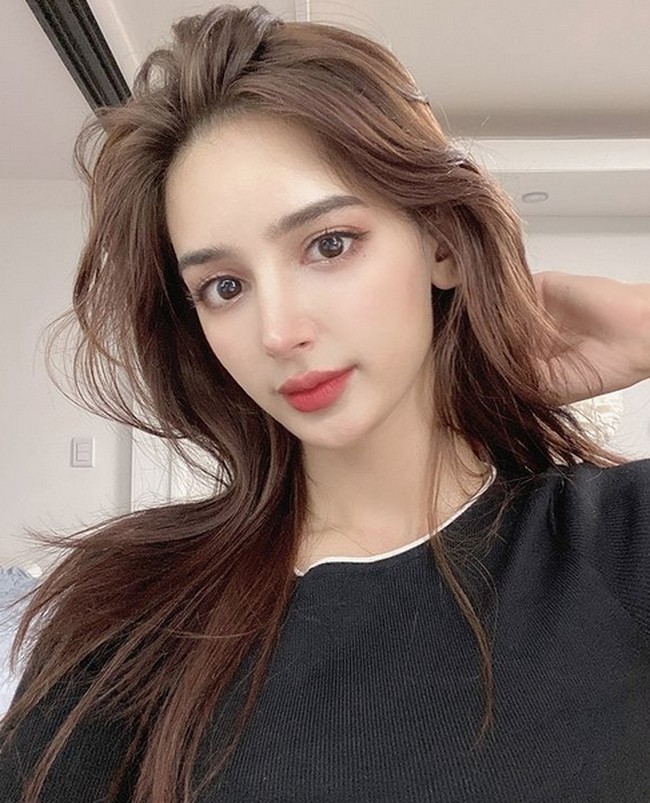 Perkenalkan wanita berwajah manis ini. Wanita Afghanistan ini bernama Vida yang kini berkarier menjadi model dan penyiar di Korea Selatan. Foto: dok. Instagram/@imvidaaa