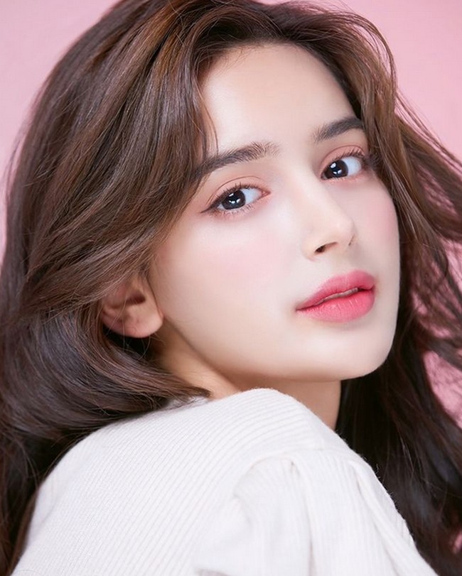 Setiap kali aku mendengar berita itu (Afghanistan yang dikuasai Taliban) hatiku seperti akan meledak. Aku dapat memahami perasaan orang-orang yang ingin melarikan diri dengan melakukan berbagai cara, di mana orang bergantungan di pesawat. Itu berbahaya, tapi situasi tersebut begitu mendesak dan mencekam sehingga mereka merasa harus meninggalkan negara itu, ungkap Vida dalam wawancara bersama media Korea Selatan, Chosun. Foto: dok. Instagram/@imvidaaa