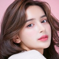 Setiap kali aku mendengar berita itu (Afghanistan yang dikuasai Taliban) hatiku seperti akan meledak. Aku dapat memahami perasaan orang-orang yang ingin melarikan diri dengan melakukan berbagai cara, di mana orang bergantungan di pesawat. Itu berbahaya, tapi situasi tersebut begitu mendesak dan mencekam sehingga mereka merasa harus meninggalkan negara itu, ungkap Vida dalam wawancara bersama media Korea Selatan, Chosun. Foto: dok. Instagram/@imvidaaa