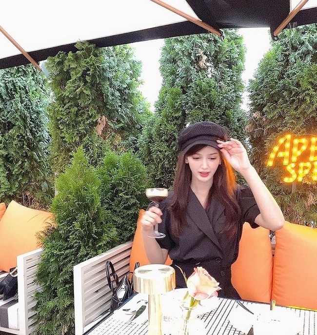 Inilah potret cantik Vida yang memiliki kecantikan khas wanita Arab dan bergaya ala idol K-Pop. Foto: dok. Instagram/@imvidaaa