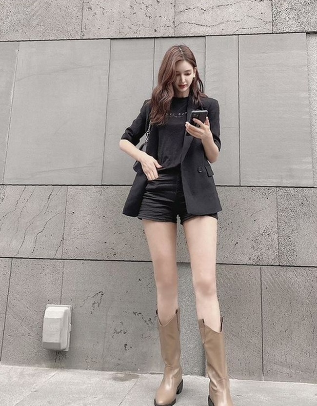 Orangtuaku juga melarikan diri melintasi perbatasan ke Rusia dengan anak-anak mereka yang masih kecil dengan perasaan yang sama ketika aku berusia dua tahun. Orang Afghanistan yang tinggal di luar negeri semuanya akan merasakan hal yang sama, tambahnya. Foto: dok. Instagram/@imvidaaa