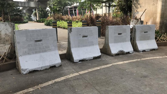 Viral tulisan Tuhan Kami Mau Gambar di barrier jalan di Jaksel kini sudah dihapus.
