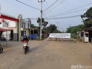 Protes Jalan Rusak, Warga Blokade Akses ke Terminal Pakupatan Serang