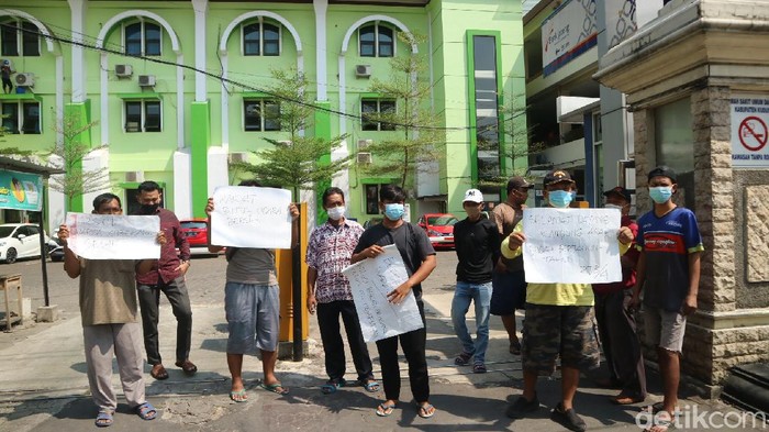 Warga geruduk RSUD dr. Loekmonohadi Kudus  untuk memprotes insinerator yang bikin polusi