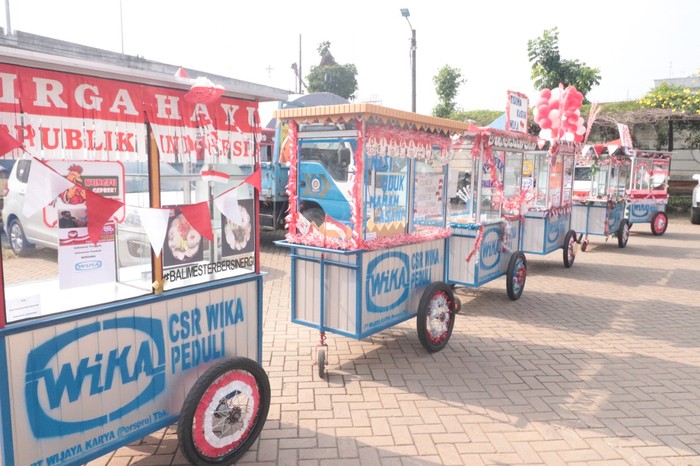 WIKA Beri Bantuan Alat Kesehatan dan Gerobak untuk Warga di Jaktim