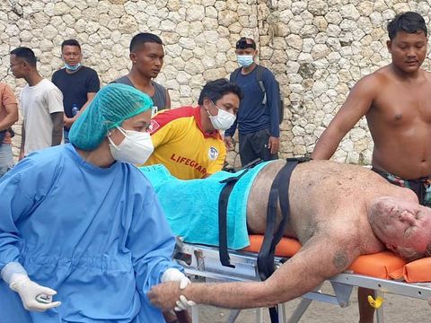 WN Australia bernama Raymond pingsan saat berselancar (surfing) di Bali. Raymond tiba-tiba tak sadarkan diri saat berada di tengah laut. (Dok. Balawista Badung)