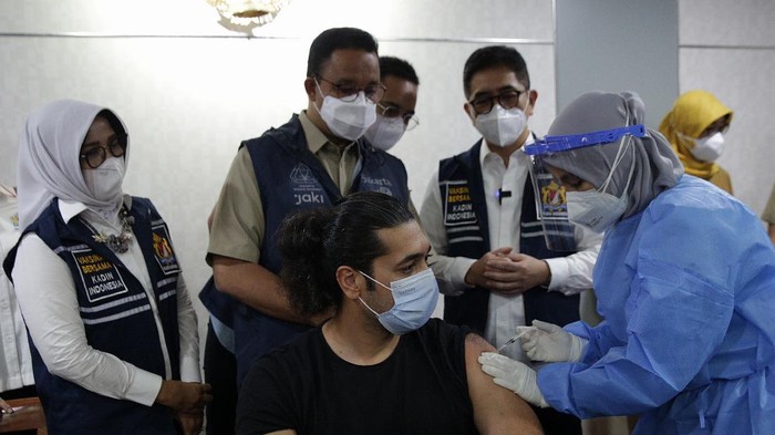 WNA di Indonesia Divaksinasi COVID-19 Gubernur DKI Jakarta Anies Baswedan dan Ketua Kadin Indonesia Arsjad Rasjid meninjau vaksinasi COVID-19 untuk WNA (Ekspatriat) di Balai Kota, Jakarta, Selasa (24/8/2021).