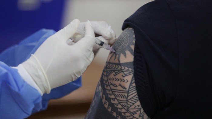 Gubernur DKI Jakarta Anies Baswedan dan Ketua Kadin Indonesia Arsjad Rasjid meninjau vaksinasi COVID-19 untuk WNA (Ekspatriat) di Balai Kota, Jakarta, Selasa (24/8/2021).