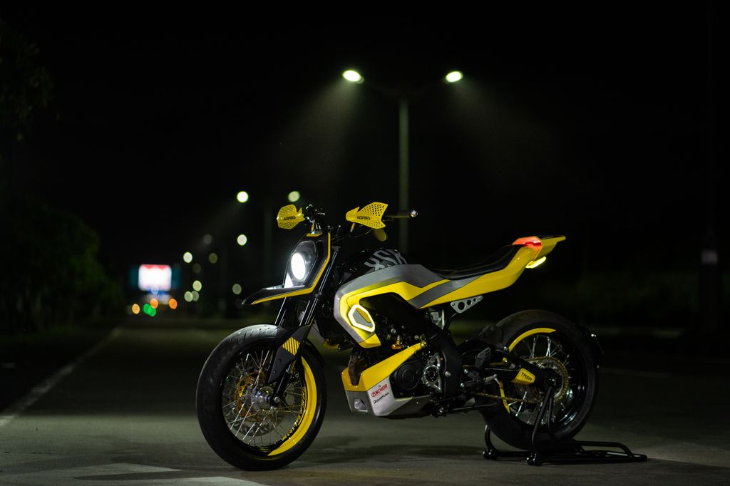 Yamaha XSR 155 Dirombak Jadi Supermoto Futuristik
