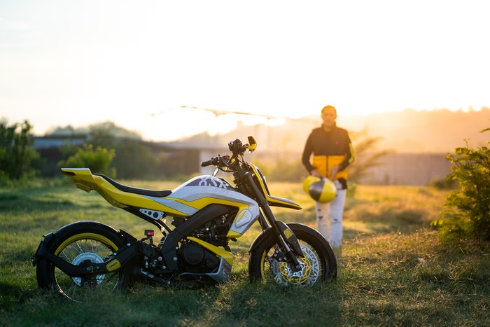 Yamaha XSR 155 Dirombak Jadi Supermoto Futuristik