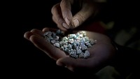 Taliban telah mendapatkan keuntungan finansial dan geopolitik yang besar setelah kelompok militan tersebut berhasil menguasai Afganistan untuk kali kedua.