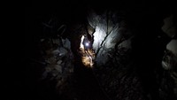 Seorang penambang Afghanistan bekerja di tambang zamrud darurat di Lembah Panjshir,Afghanistan.